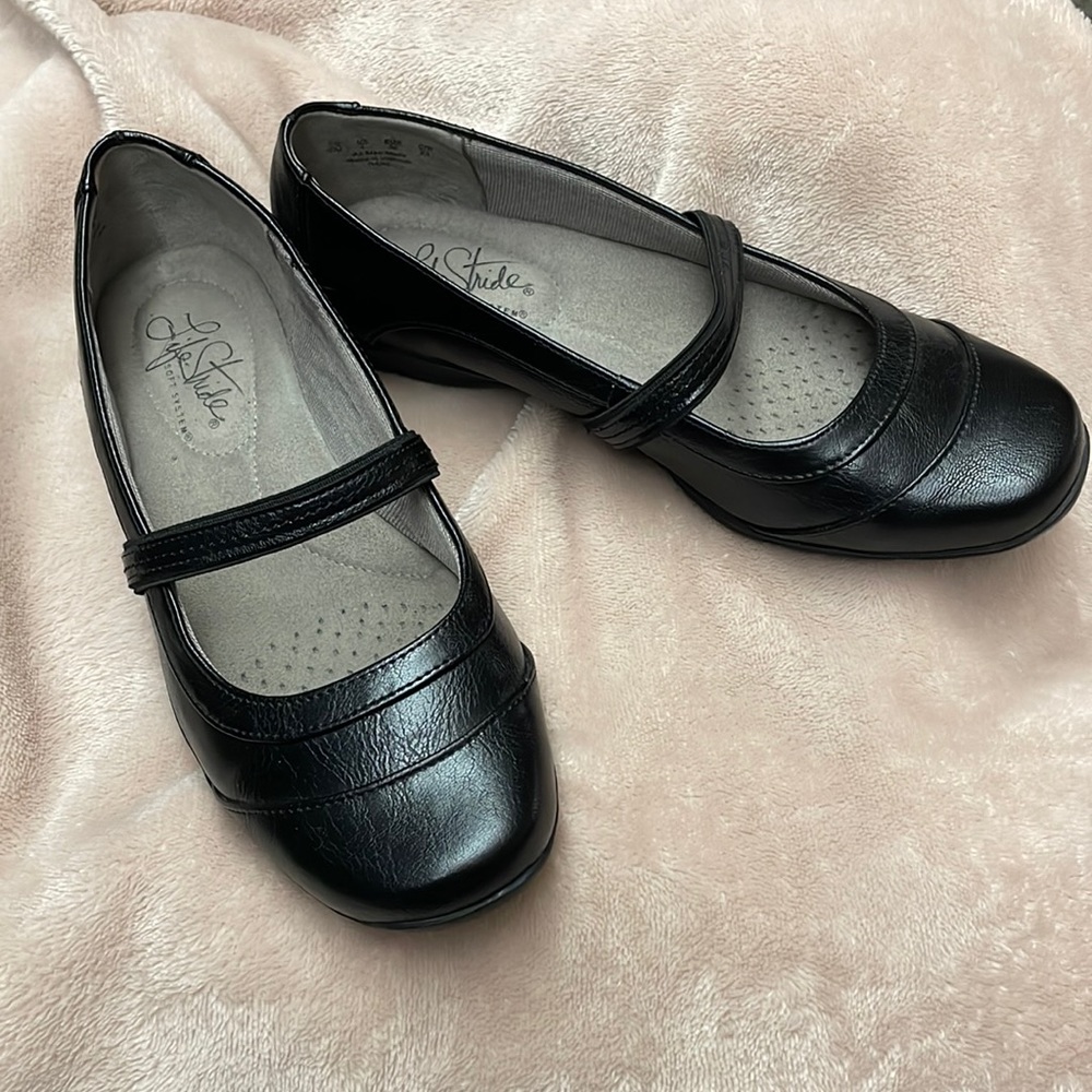 Big Girls size 4 (Women size 6) Life Stride Black Leather Comfy Ballet Flats